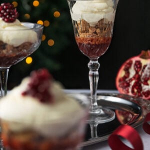 Γλυκό στο Ποτήρι με Ganache Λευκής Σοκολάτας, Crumble &amp; Κόκκινη Μαρμελάδα