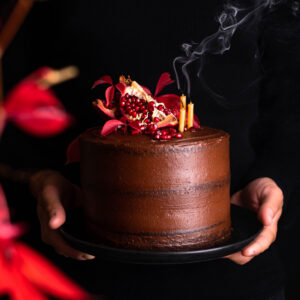 Σοκολατένιο Cake με Σοκολατένιο Frosting &amp; Γαρνιτούρα από Ρόδι