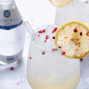 Cocktail με Μαστίχα, Τζιντζερ, Λεμόνι, Ροζ Πιπέρι &amp; Σουρωτή με Άρωμα Μαστίχας